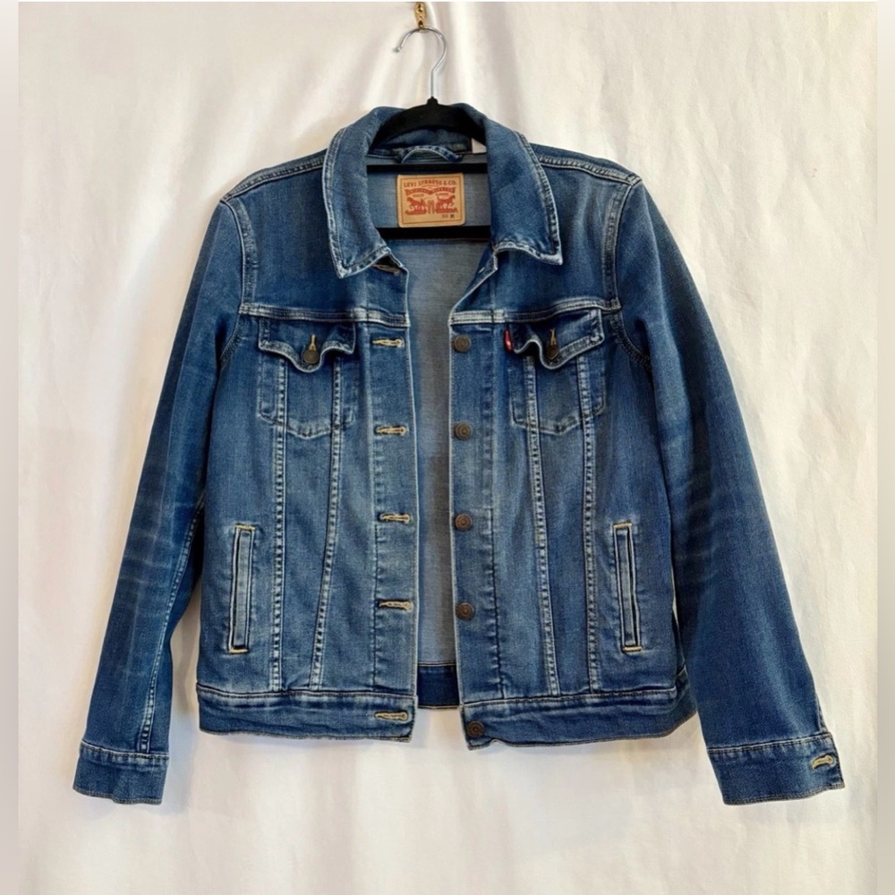 Levi's Medium Blue Washed Denim Jacket Stylish Classic Button Down